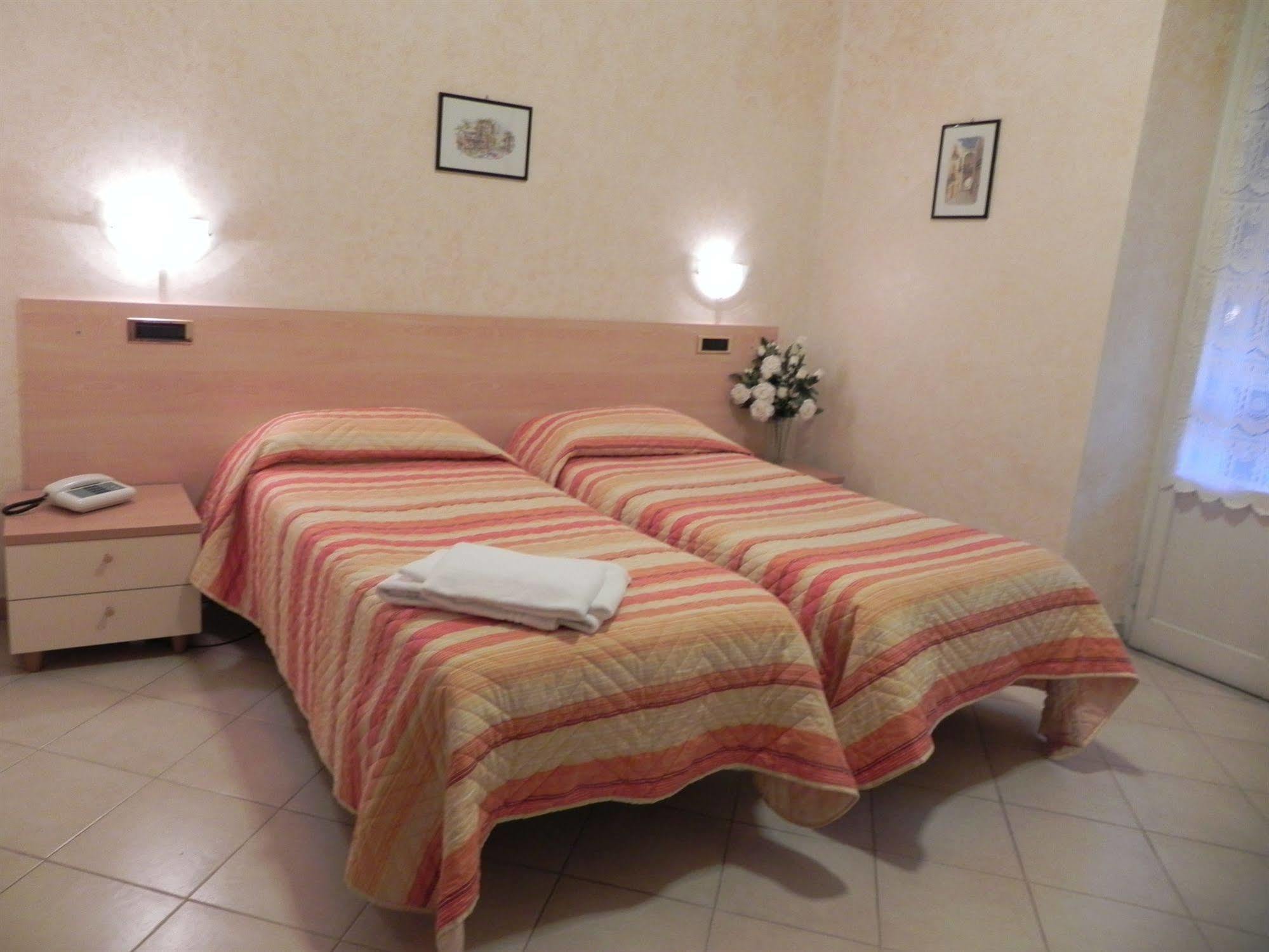Hotel Villa Robinia Genzano di Roma Dış mekan fotoğraf